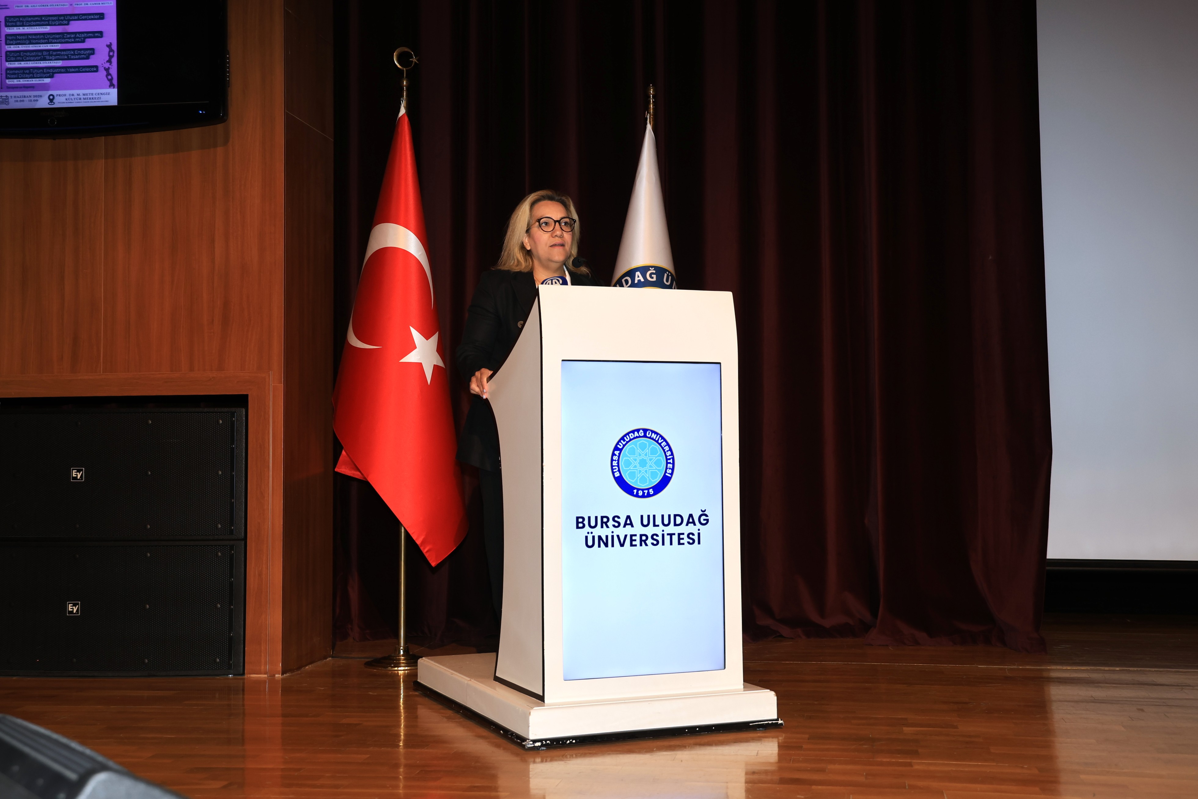 Tütün endüstrisinin evrimi ve tehlikeleri masaya yatırıldı
